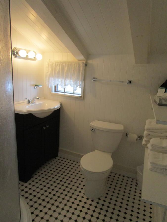 Shea'S Riverside Inn & Motel Essex ภายนอก รูปภาพ