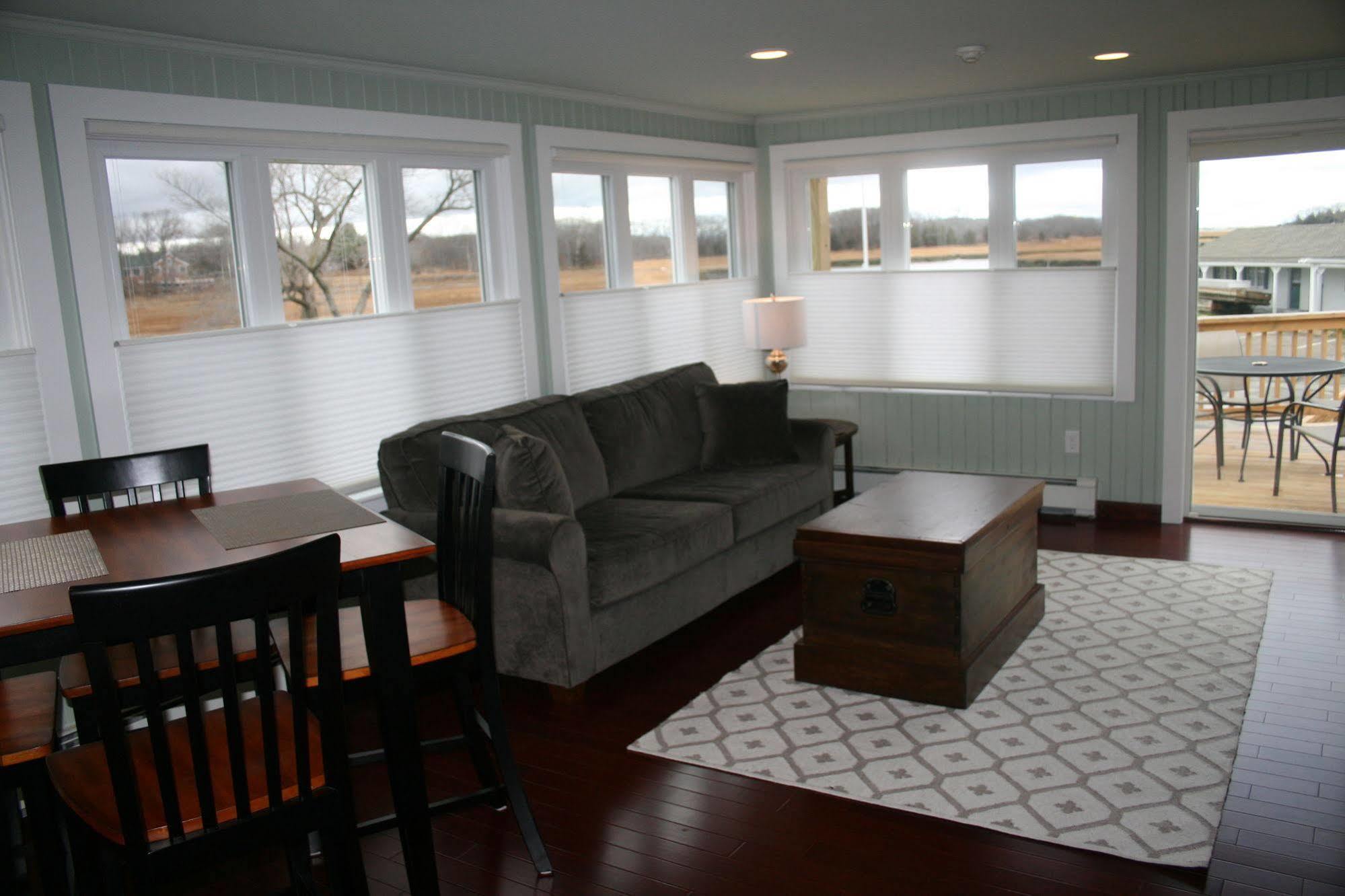 Shea'S Riverside Inn & Motel Essex ภายนอก รูปภาพ