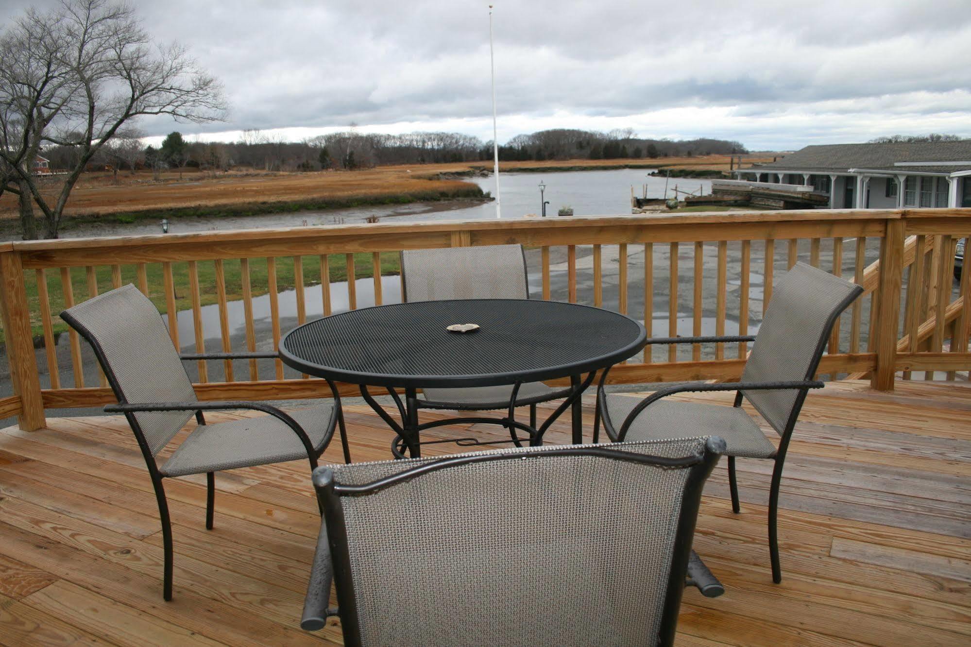 Shea'S Riverside Inn & Motel Essex ภายนอก รูปภาพ