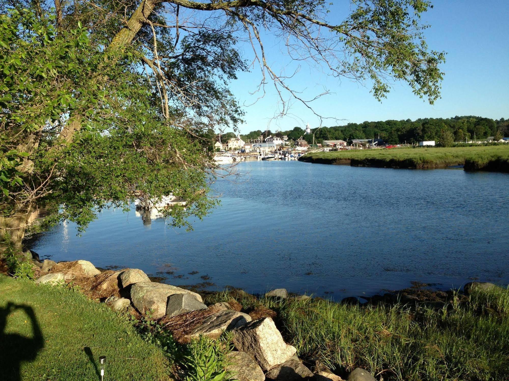 Shea'S Riverside Inn & Motel Essex ภายนอก รูปภาพ