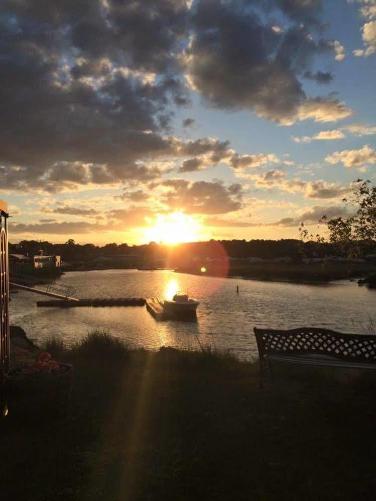 Shea'S Riverside Inn & Motel Essex ภายนอก รูปภาพ